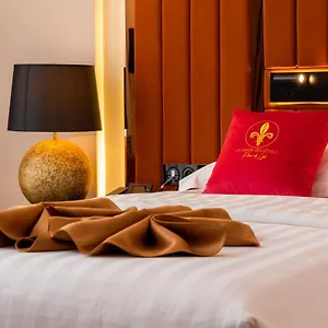 Fleur De Lys Point E **** Dakar
